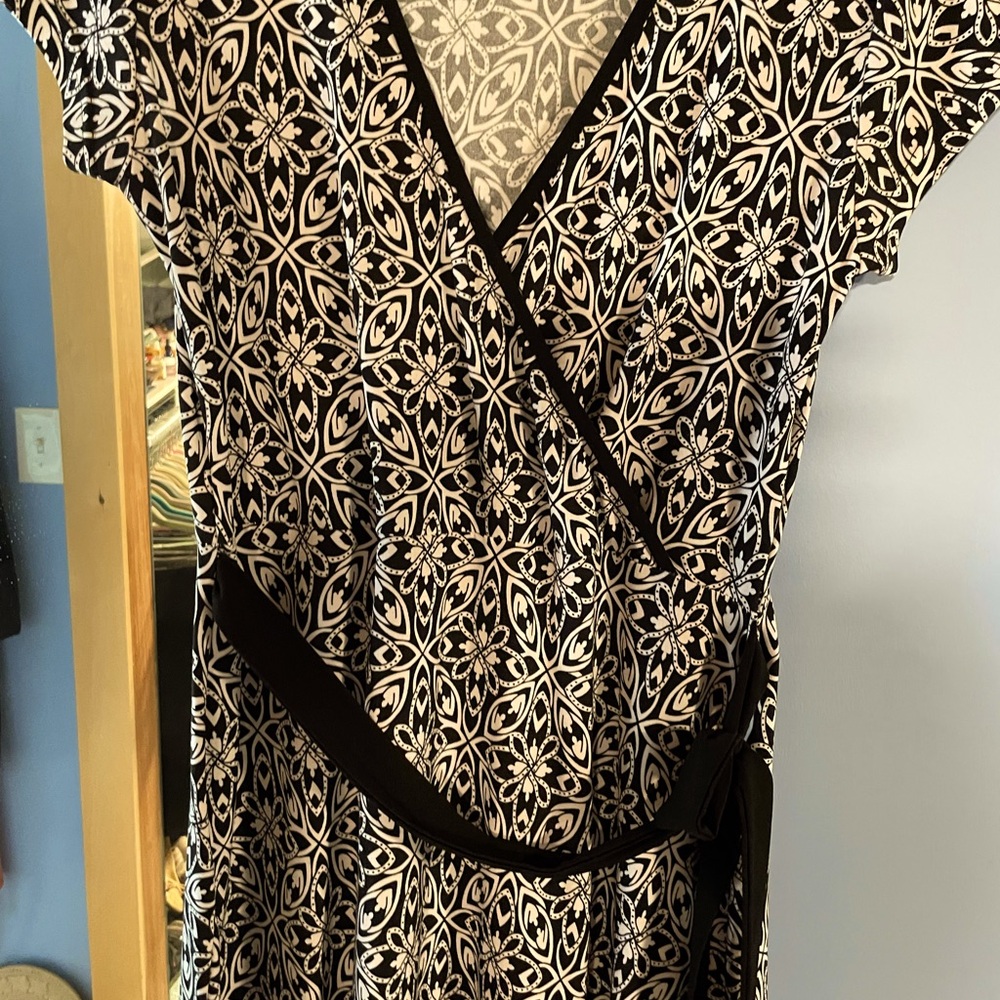 Short sleeve black and white faux wrap dress!